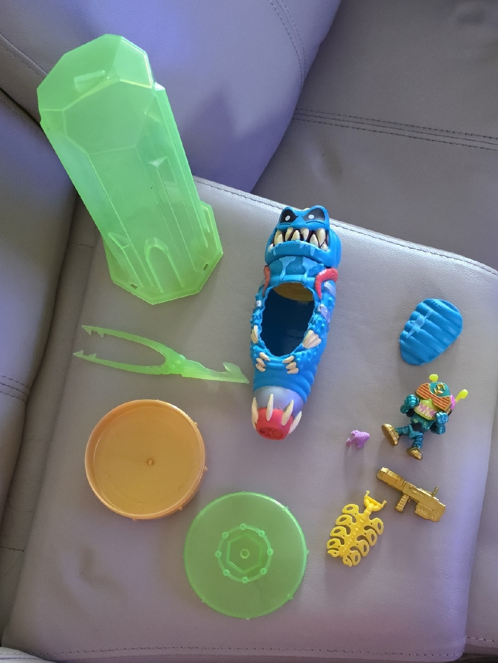 Treasure X Aliens - Dissection Kit With Action Figure, and Small Accessories